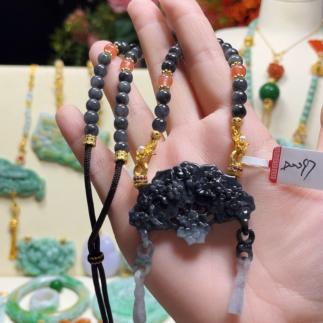 翡翠颈饰未镶嵌乌鸡