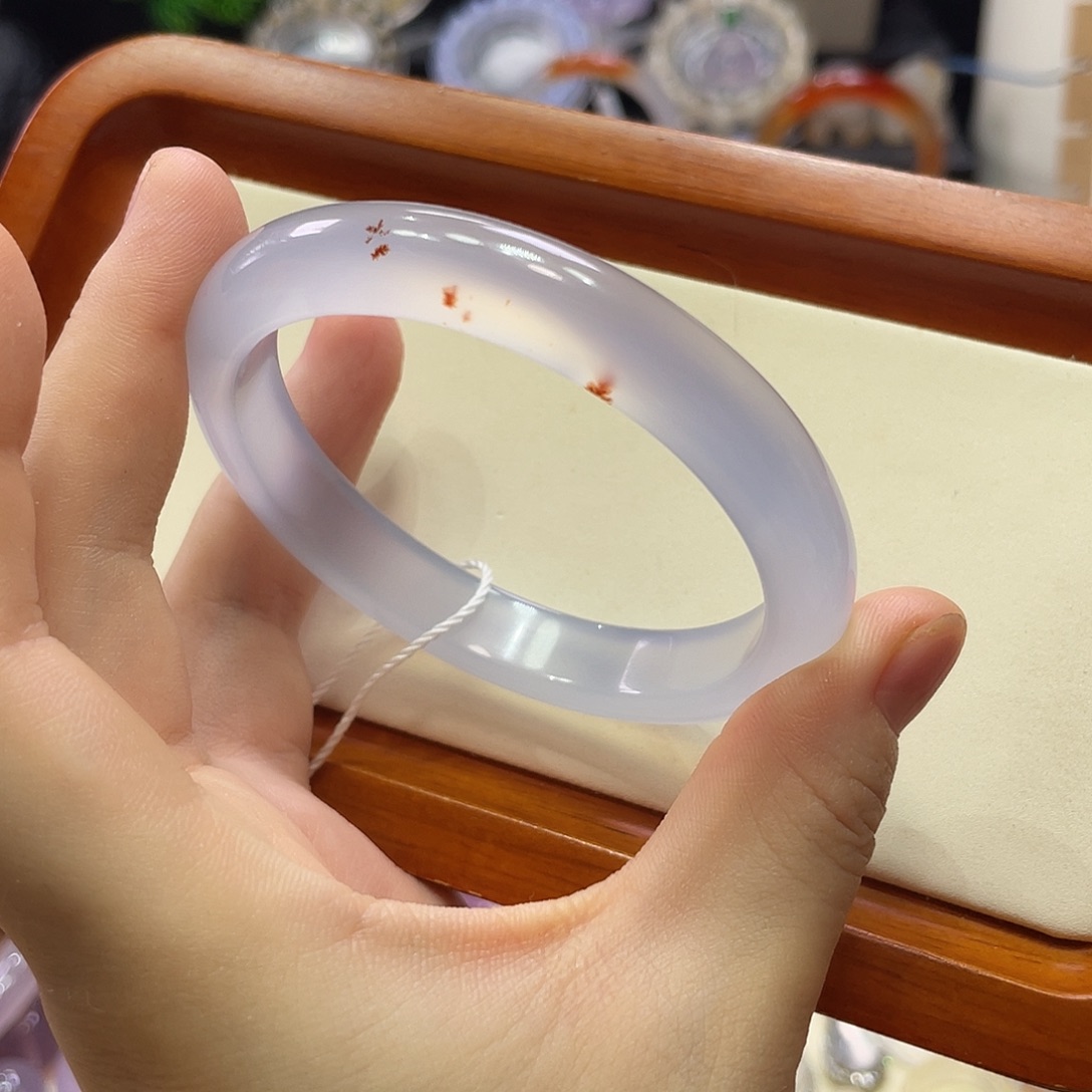 哈***涨手镯玛瑙/玉髓未镶嵌不同角度不同光线下色不同