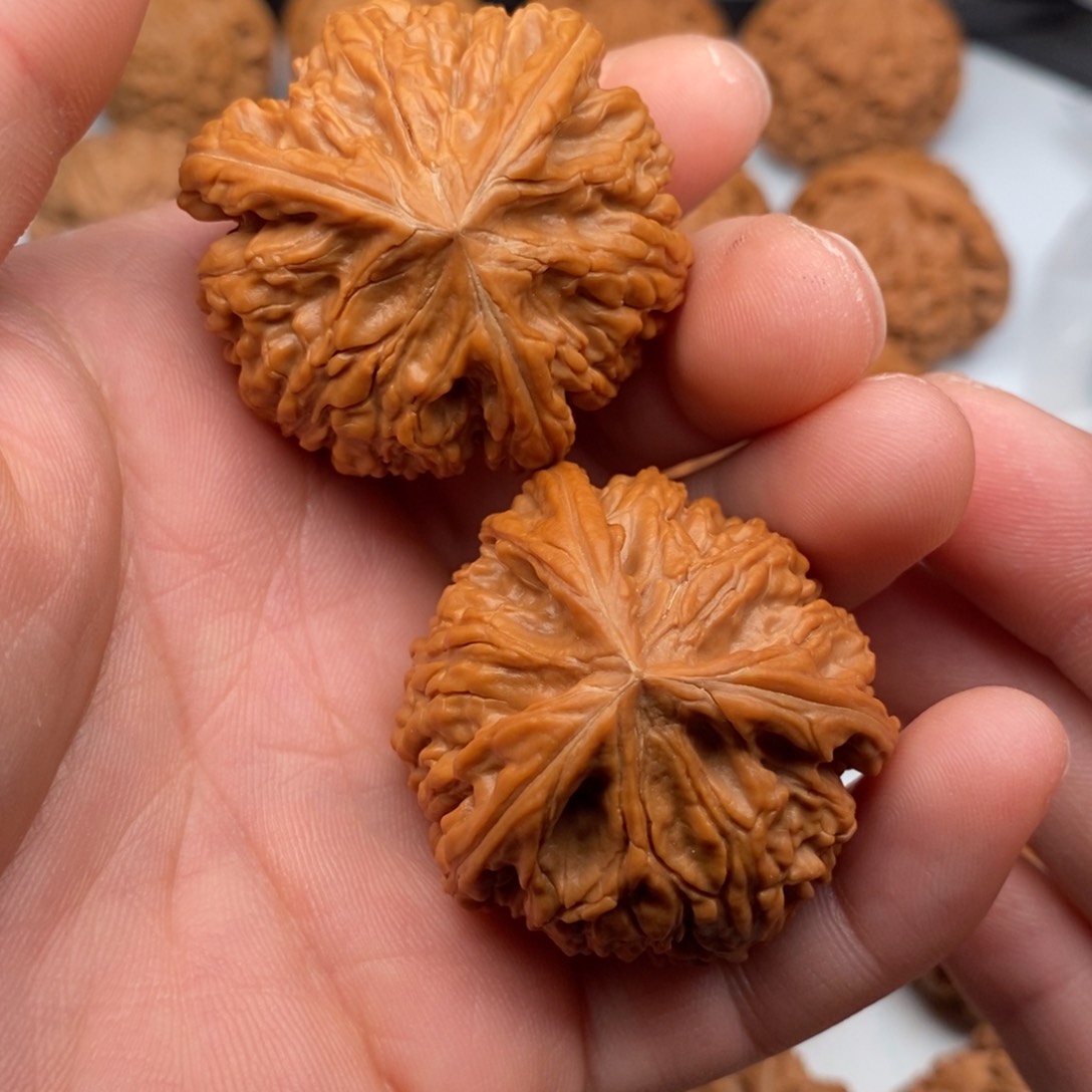 文玩核桃把件40左右三棱