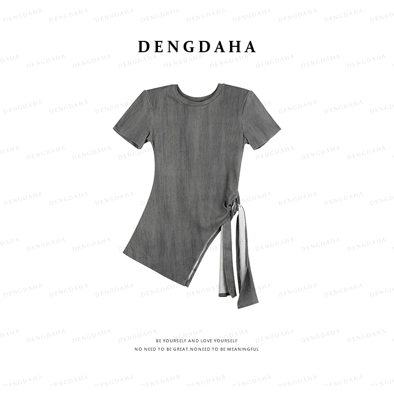 DENGDAHA「怦然心动」轻奢亮钻设计绑带不规则短袖T恤上衣 TC1372
