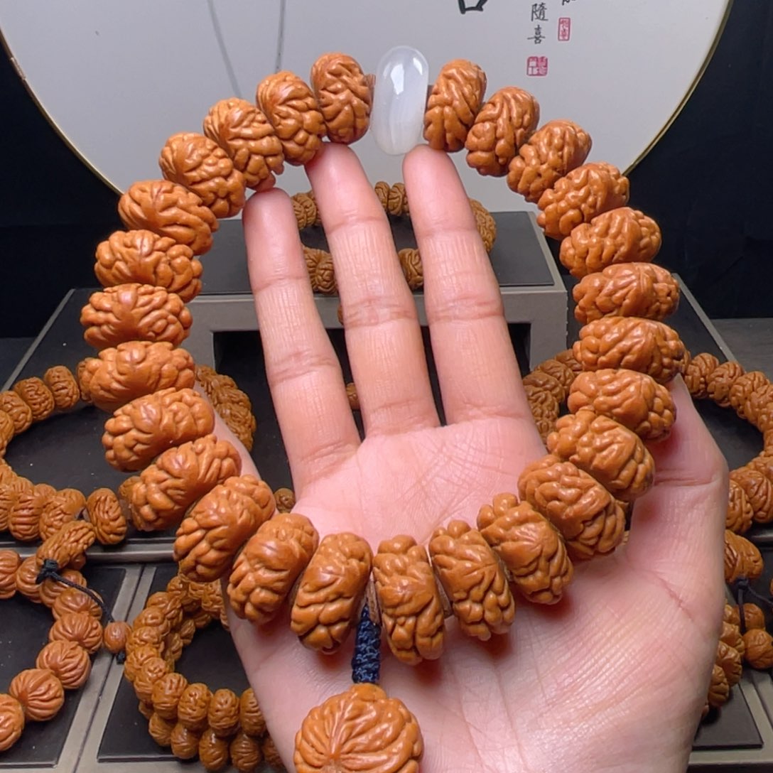 阿***举桃核吊坠22尺寸豹子头