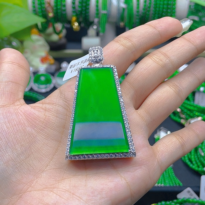 翡翠颈饰未镶嵌牛*添黄阳绿一刀切大无事牌