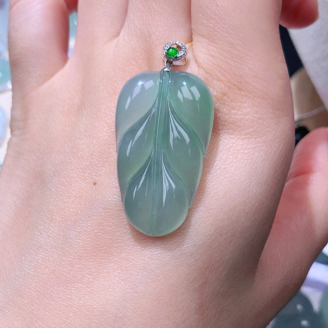 颈饰18K金镶嵌翡翠叶子