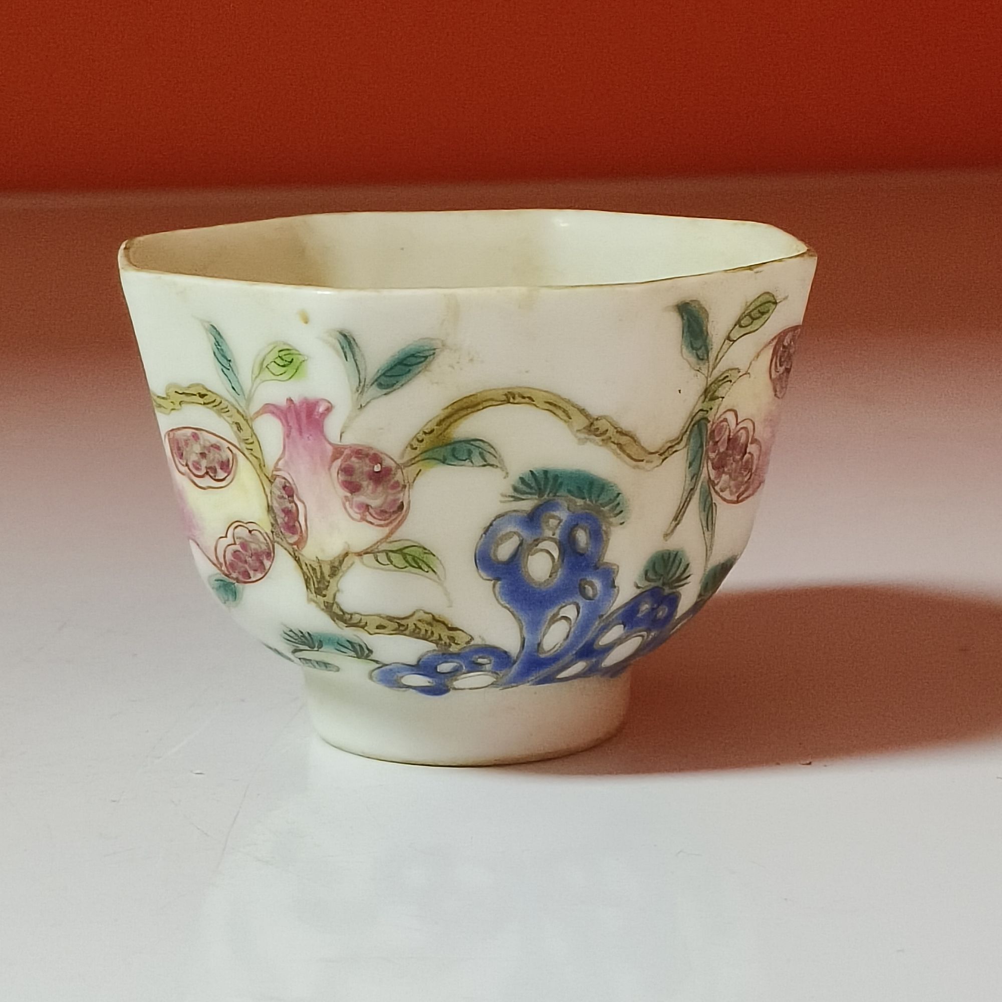 3303清晚期 粉彩庭院花果纹八棱杯