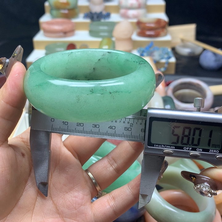 未镶嵌手镯石英质玉