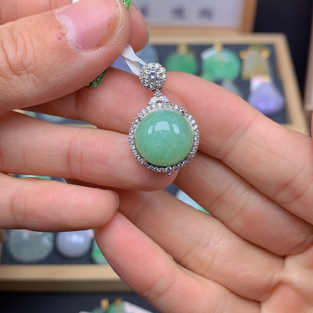 翡翠颈饰未镶嵌翡翠