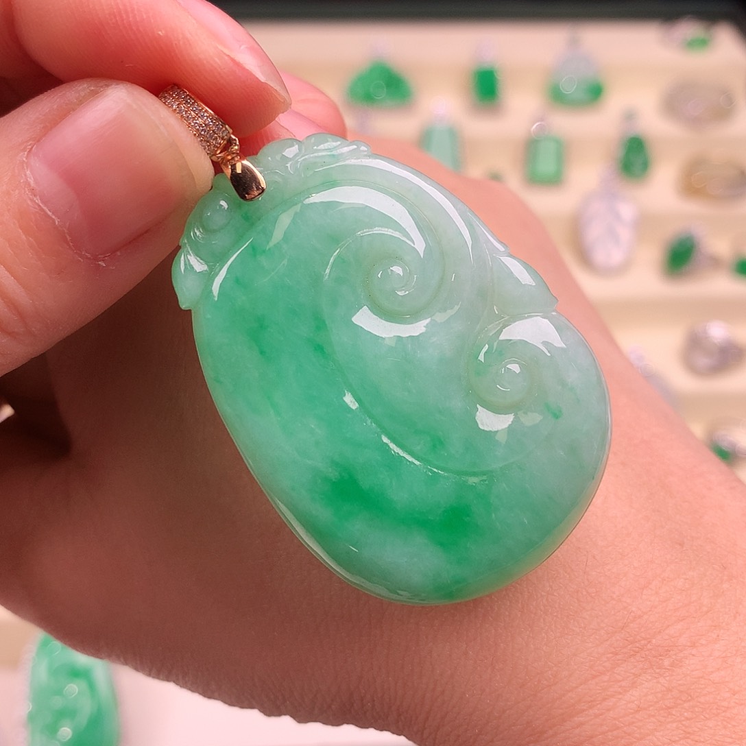 颈饰18K金镶嵌翡翠缅料