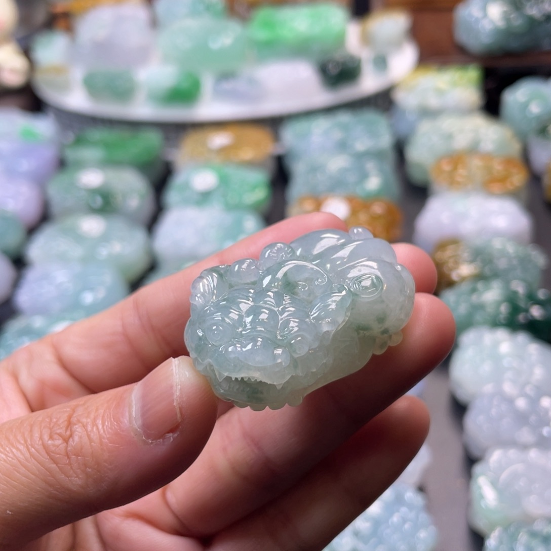 翡翠未镶嵌颈饰貔貅