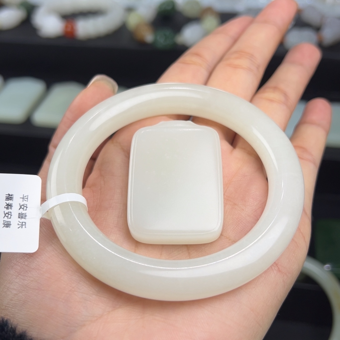 未镶嵌手镯和田玉手镯2200 平安牌1000