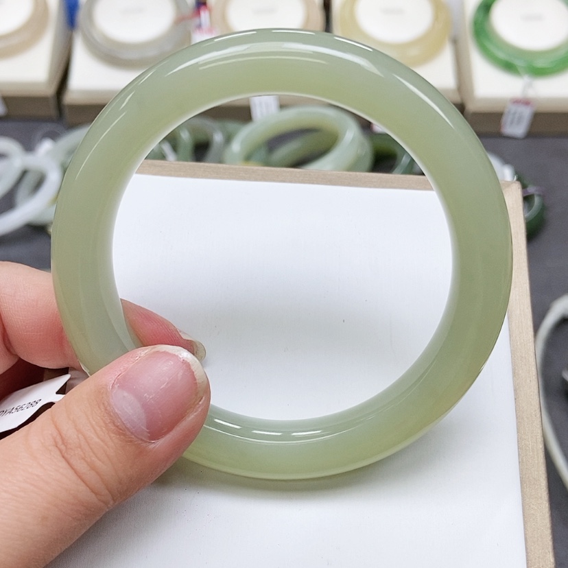 【闪购商品】和田玉手镯未镶嵌葡萄肉