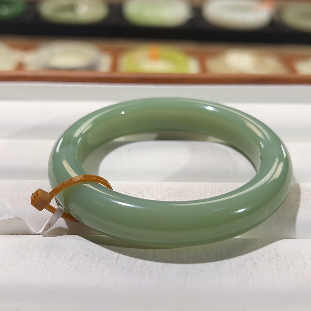 和田玉手镯未镶嵌碧玉粉青