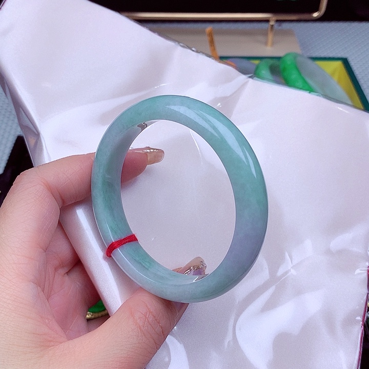 翡翠手镯未镶嵌翡翠