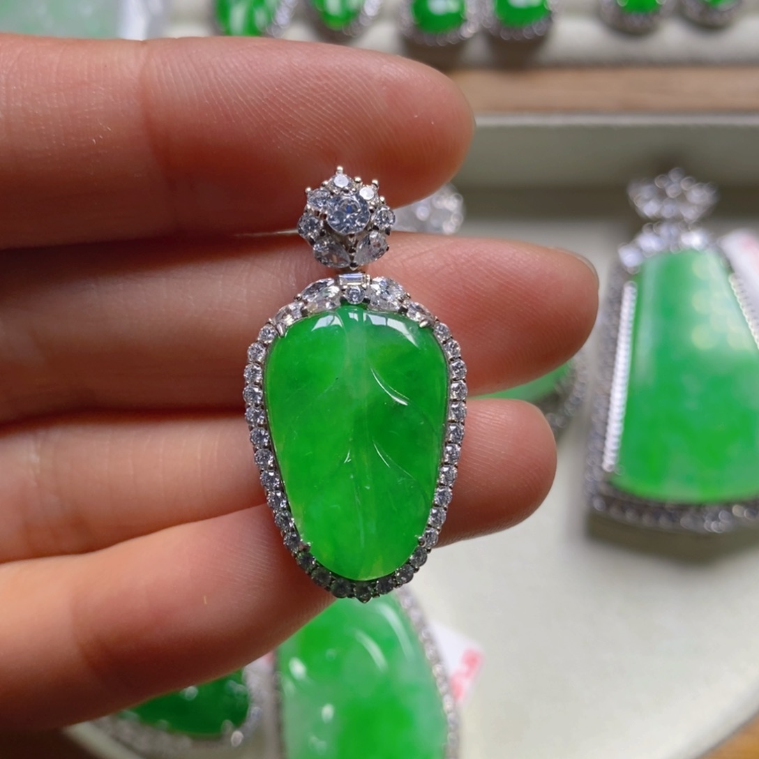 翡翠颈饰银S925镶嵌树叶吊坠