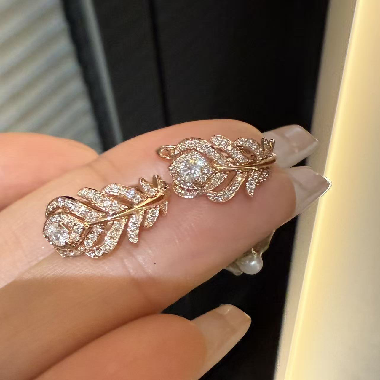 18k金镶嵌天然钻石羽毛耳扣