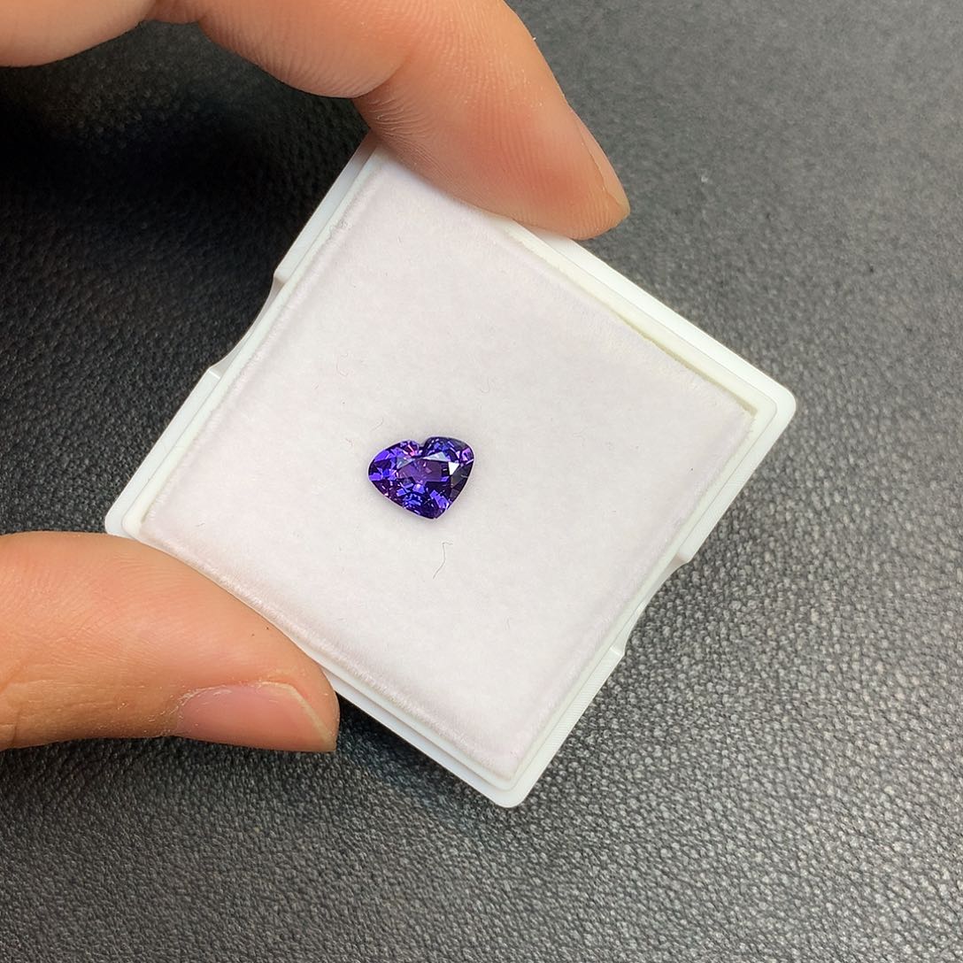 蓝宝石裸石未镶嵌