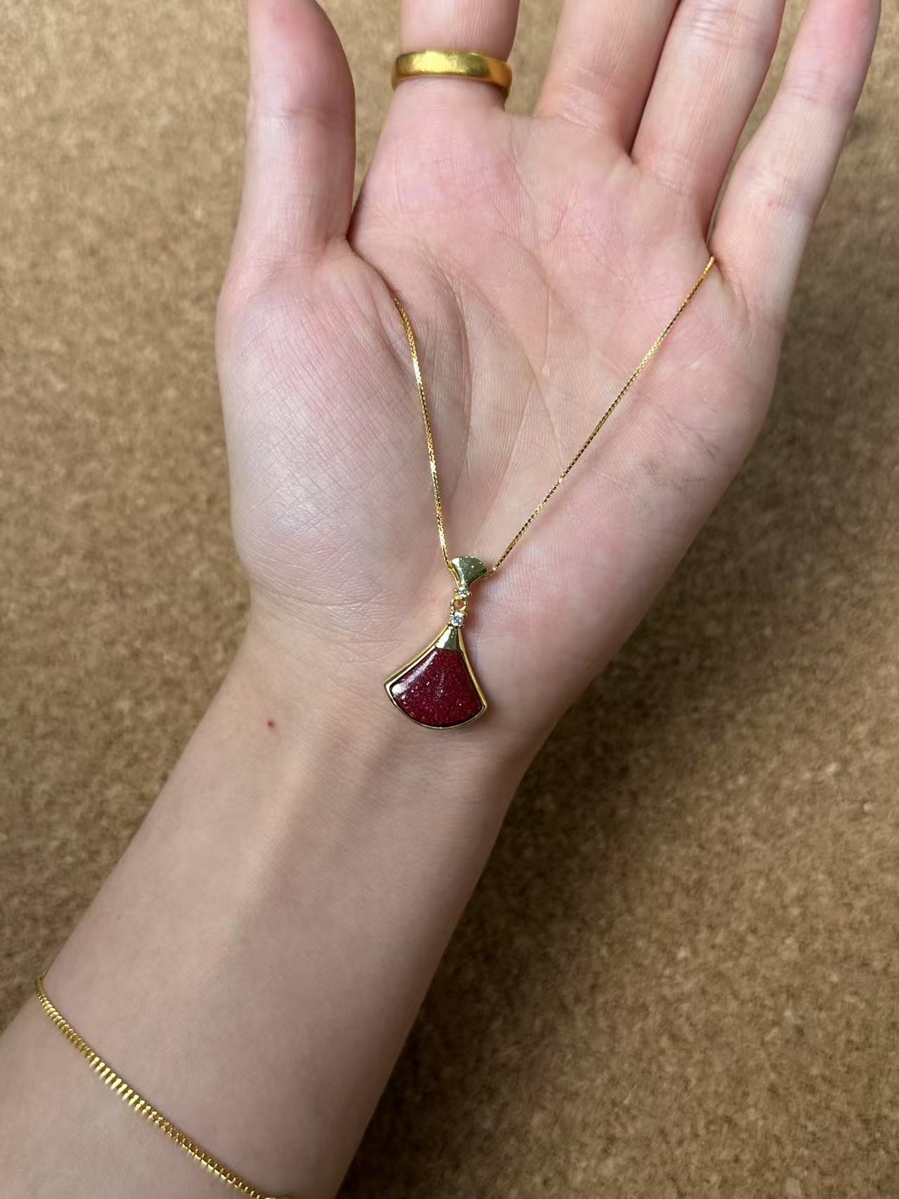 含辰砂工艺品【红晶砂厚银镶嵌小裙子项链】-礼盒包装