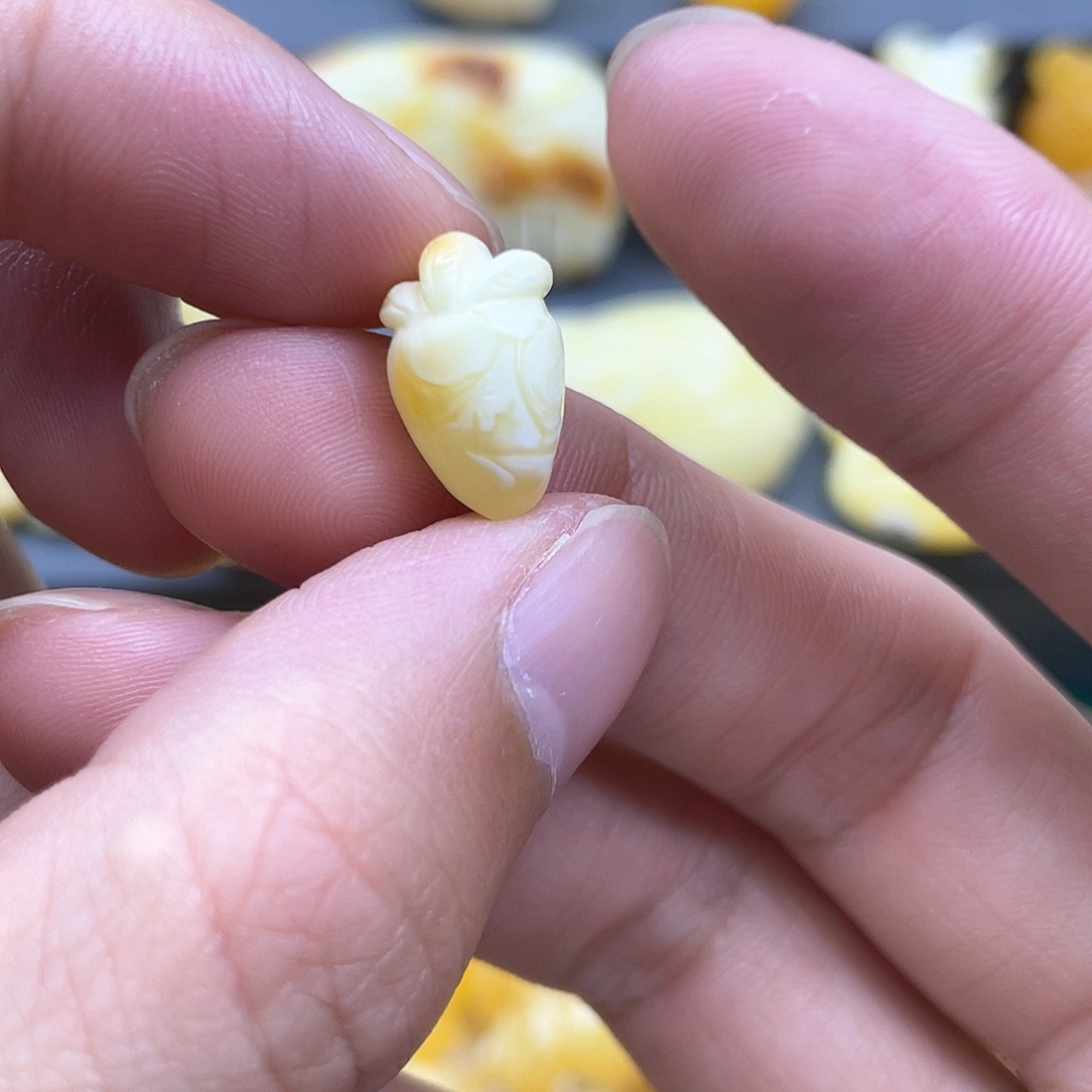 琥珀裸石未镶嵌蜜蜡