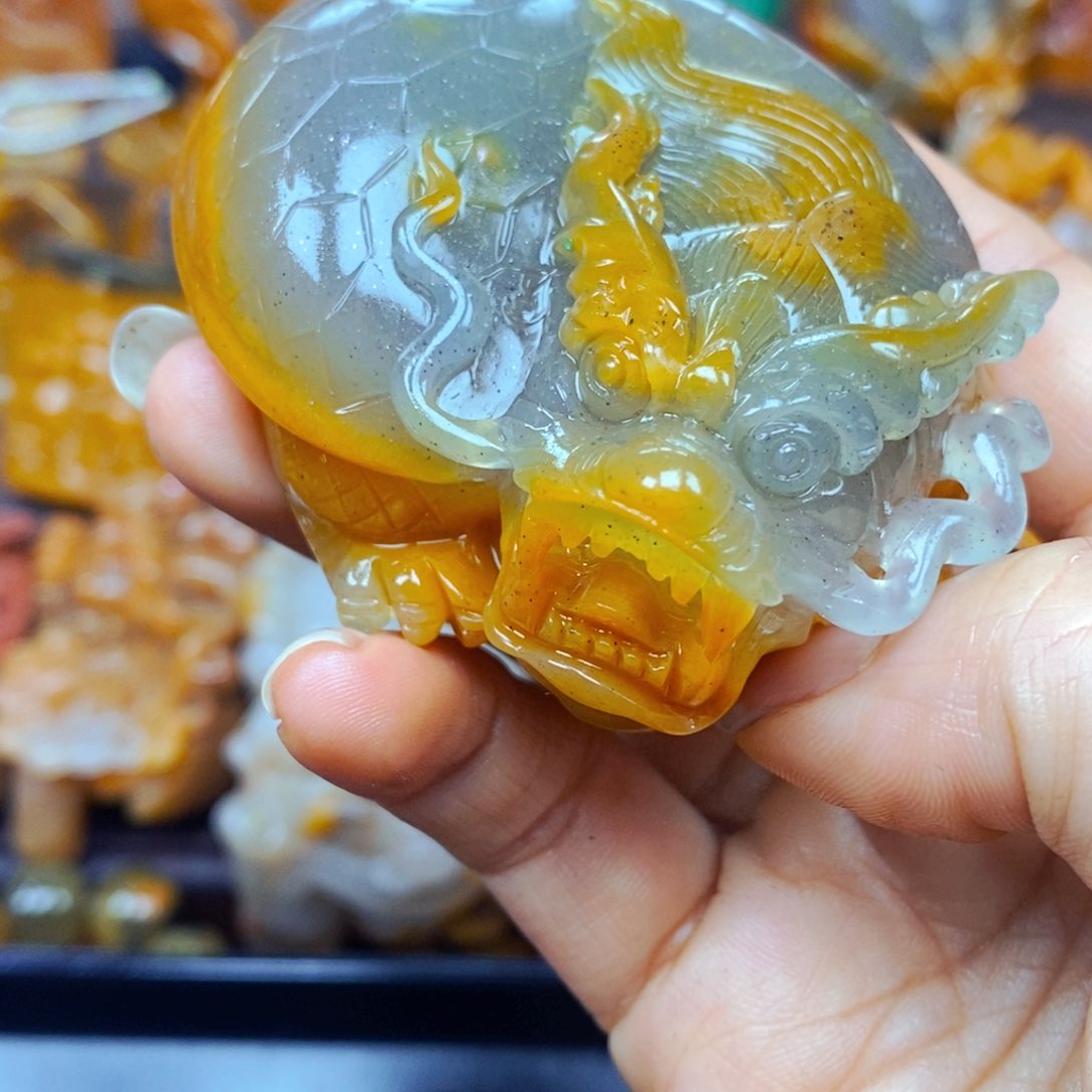 未镶嵌石英质玉（黄龙玉）颈饰