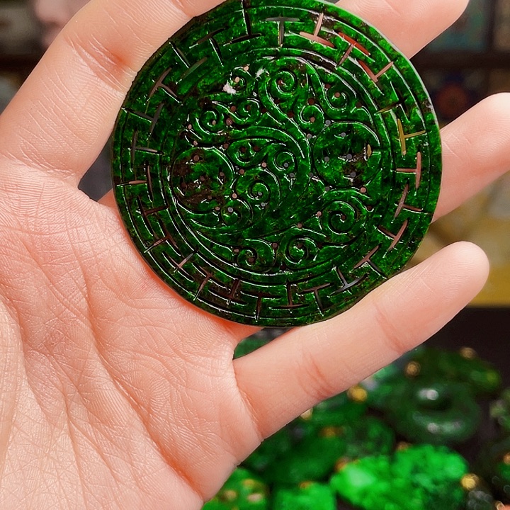 翡翠未镶嵌颈饰多样性