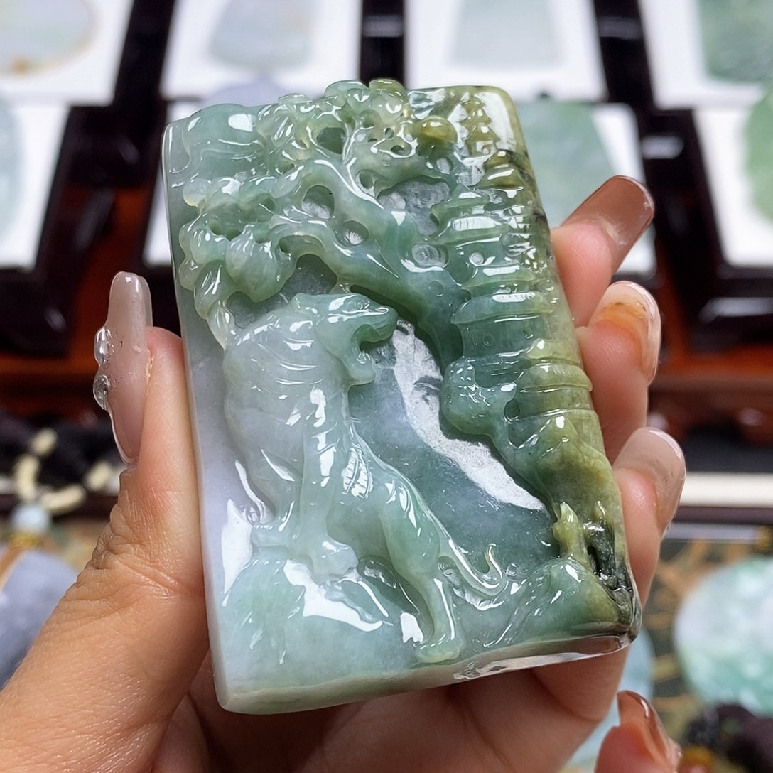 翡翠未镶嵌颈饰上山虎