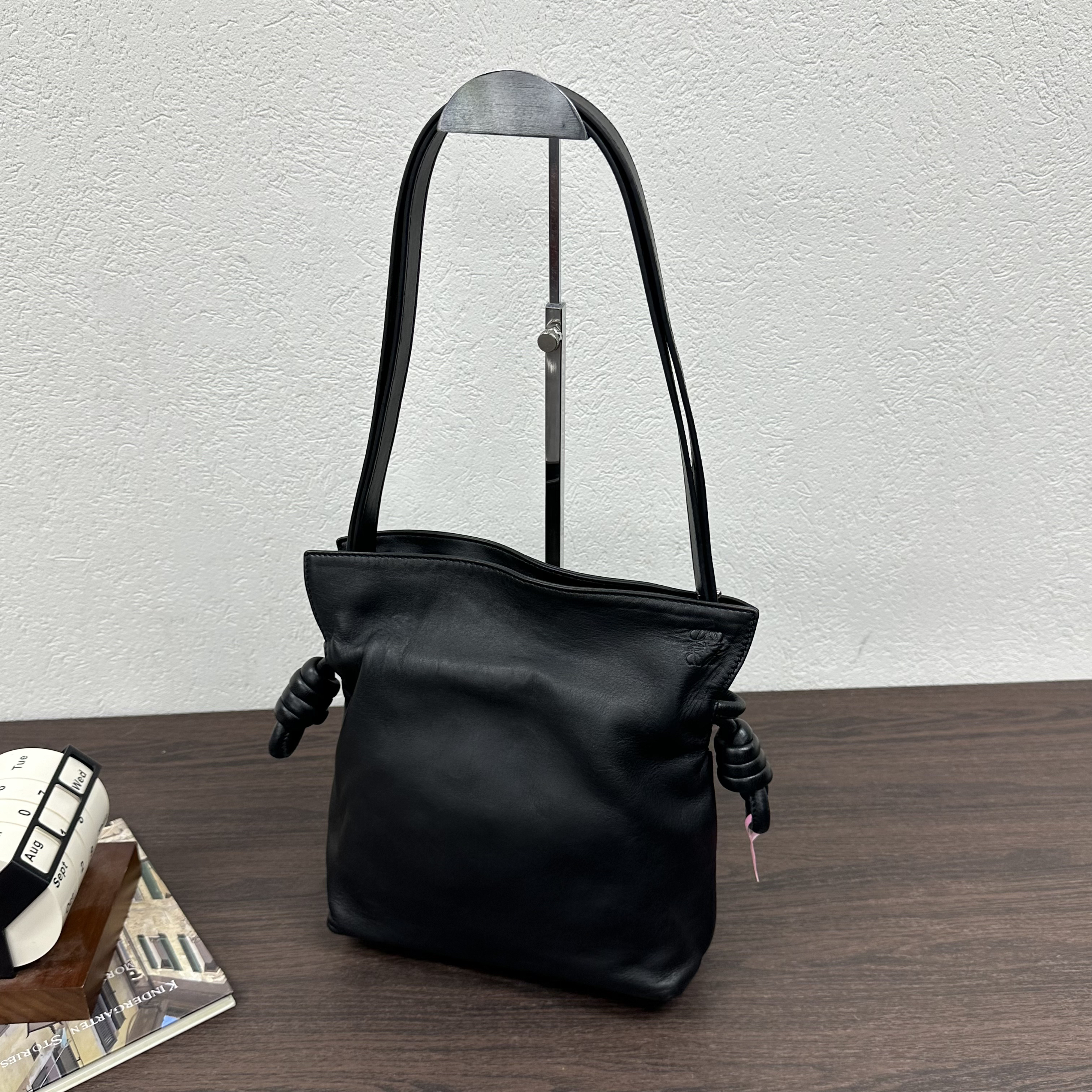 95新 LOEWE/罗意威 黑色侧标小号福袋斜挎包底长22118625复古时尚