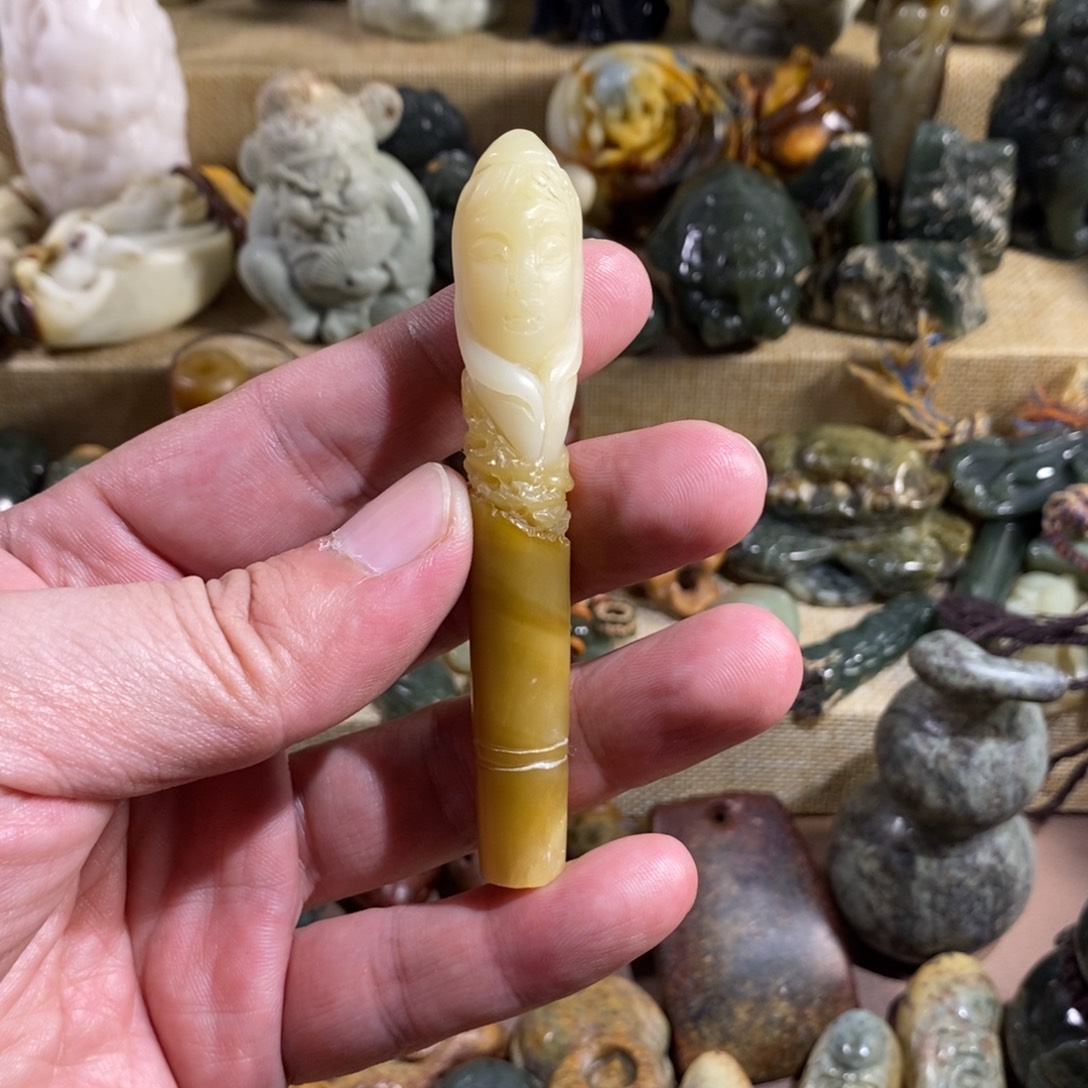 未镶嵌岫岩河磨玉（透闪石质玉）挂件