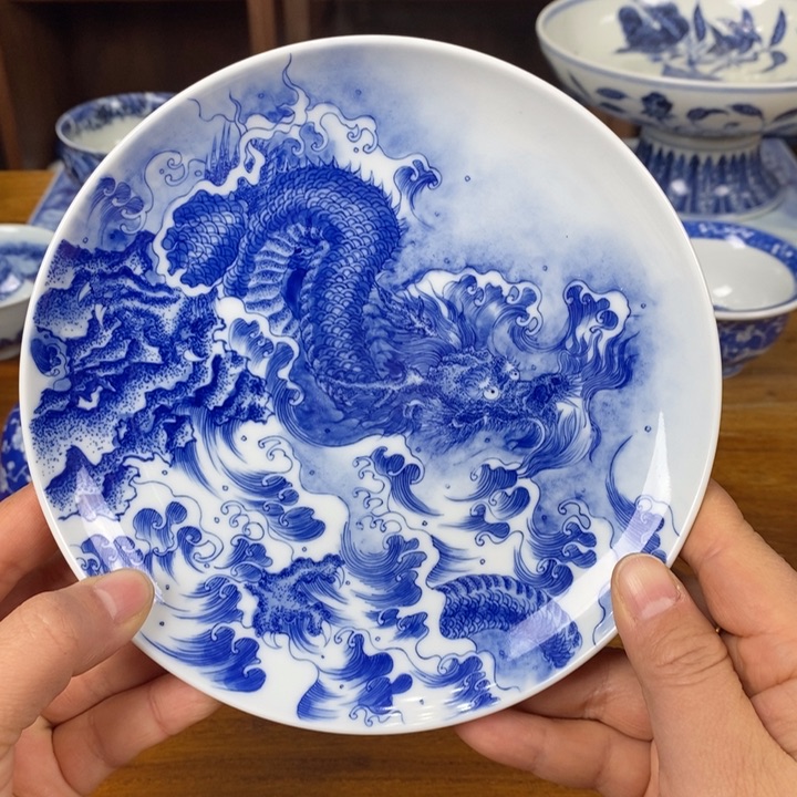 青花手绘龙纹壶承