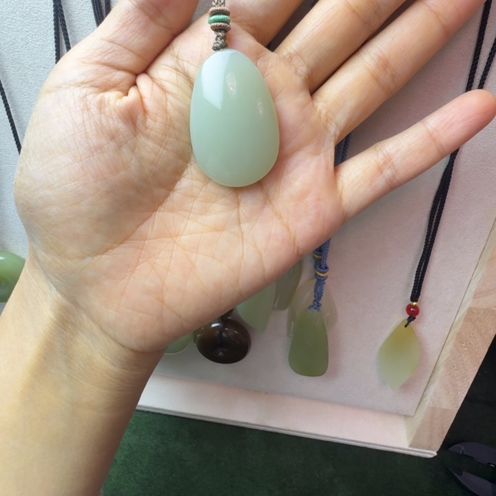 小***子和田玉（糖玉）未镶嵌手镯