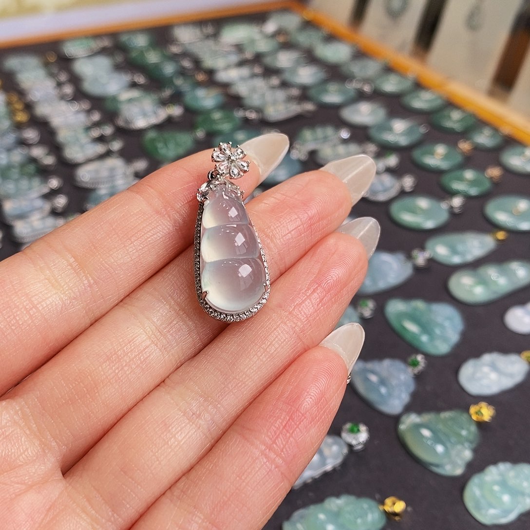 翡翠18K金镶嵌颈饰天然缅甸翡翠吊坠福豆