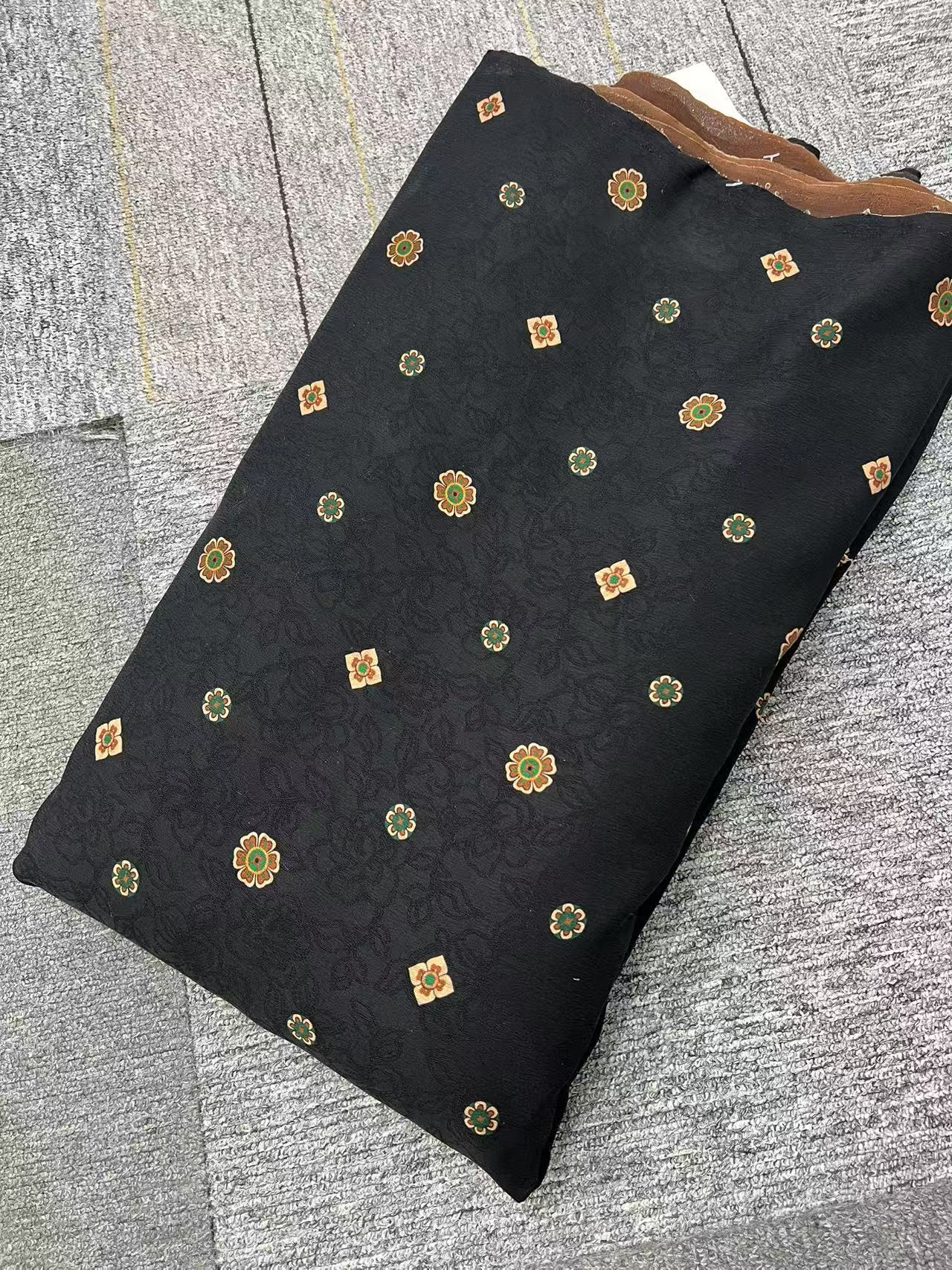 【黑色宝相花】26姆米110幅宽红云纱莨纱（半米价格无退货