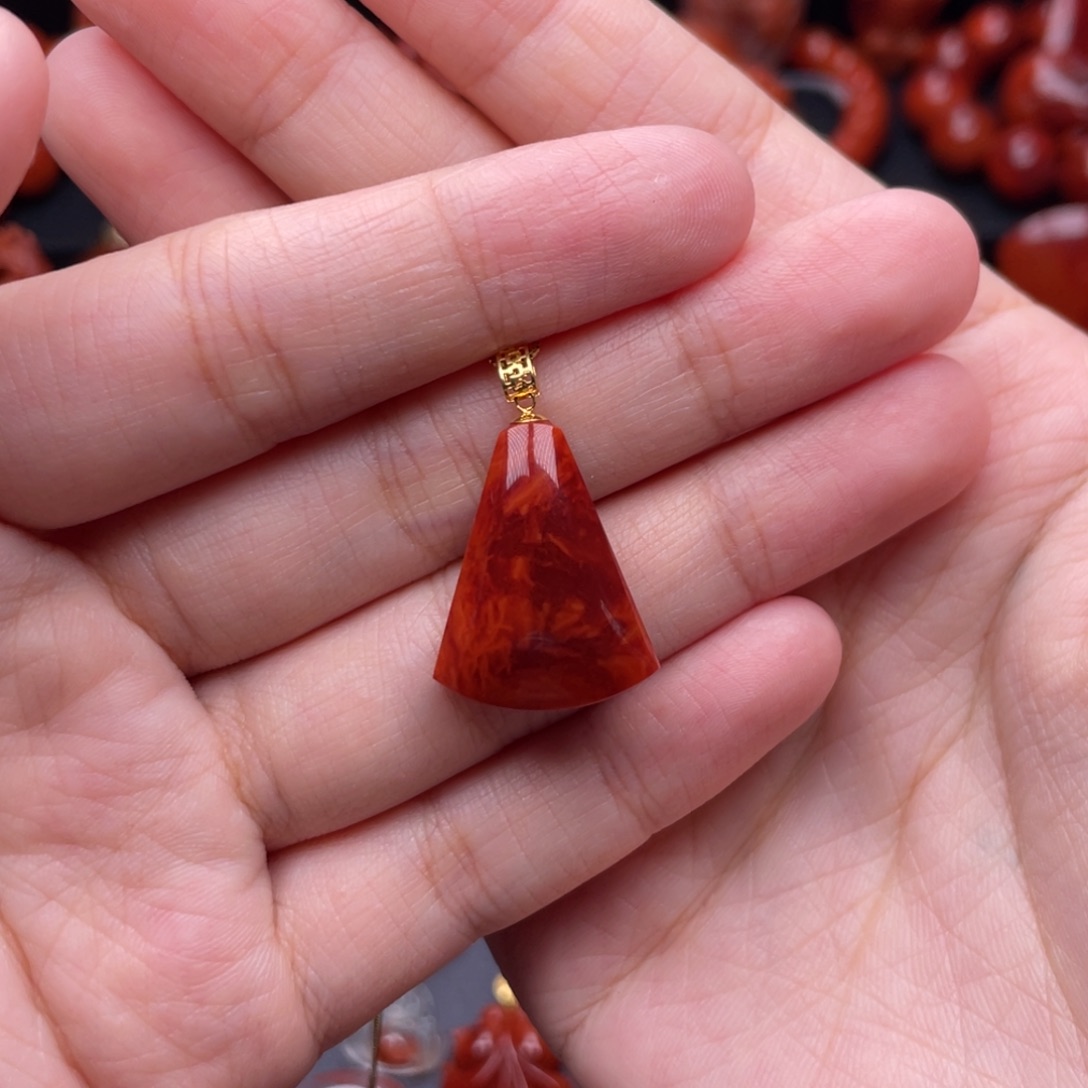 a***e南红玛瑙18K金镶嵌珠宝奇石扇形吊坠