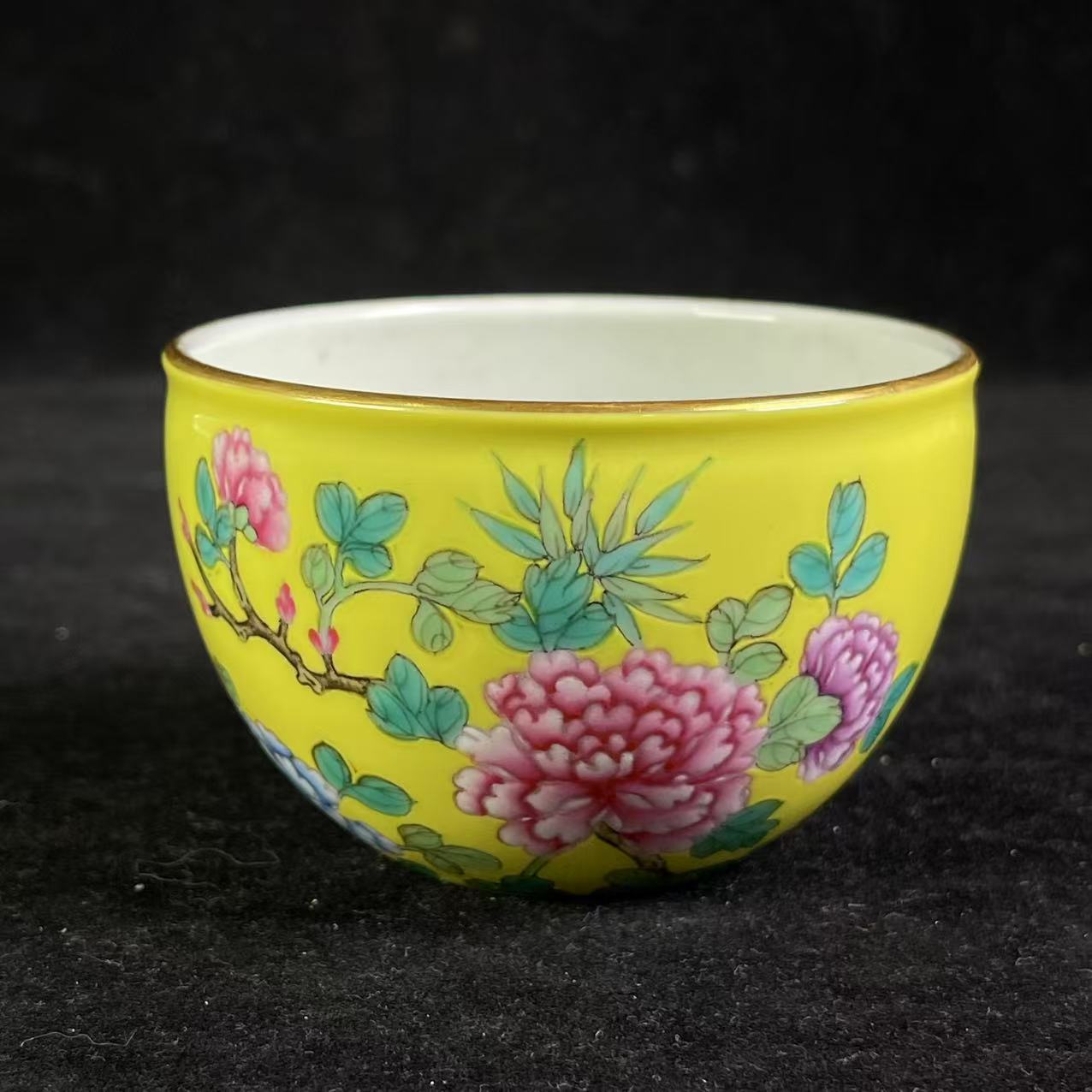 Y黄地粉彩花卉纹案头缸