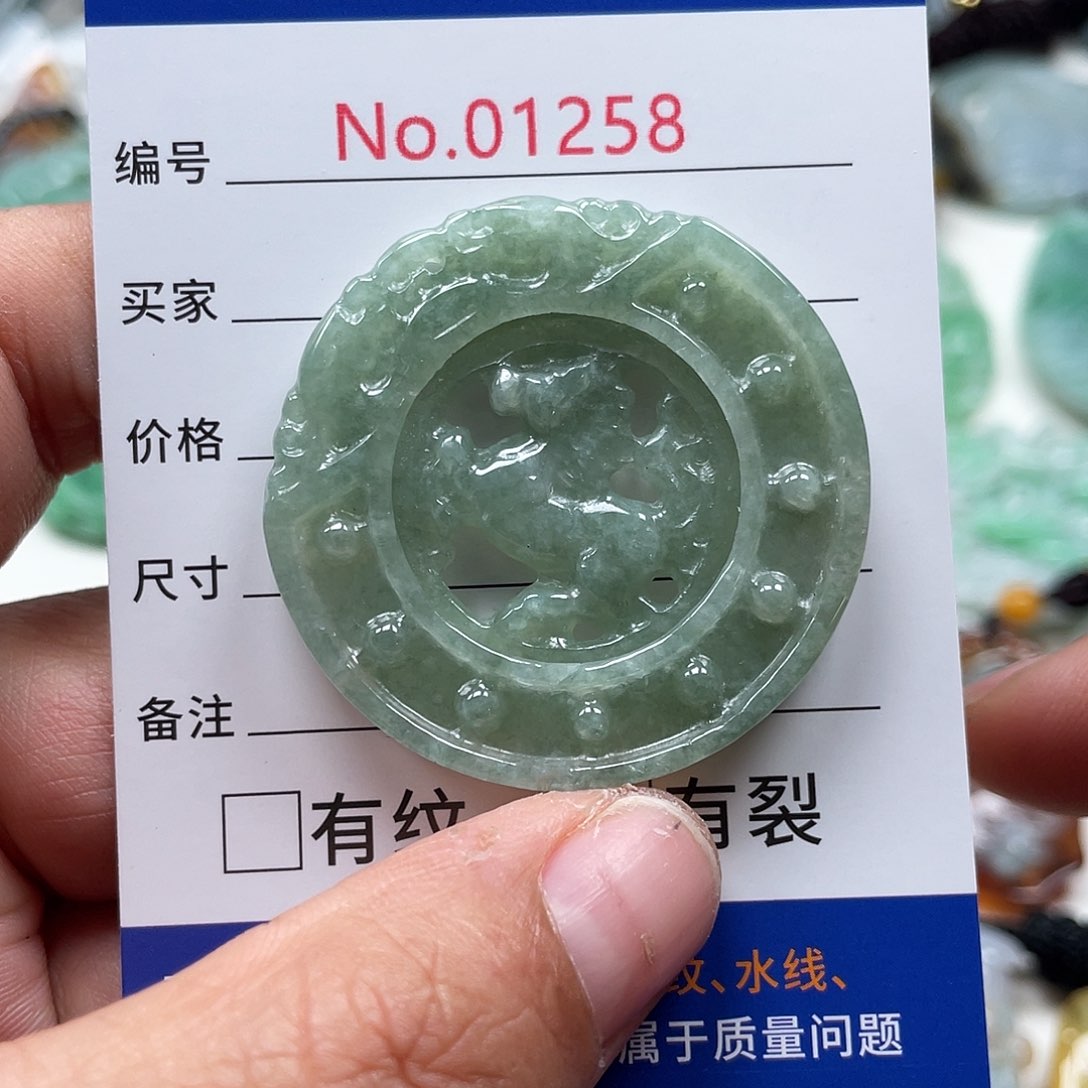 翡翠颈饰未镶嵌翡玉缘翡翠