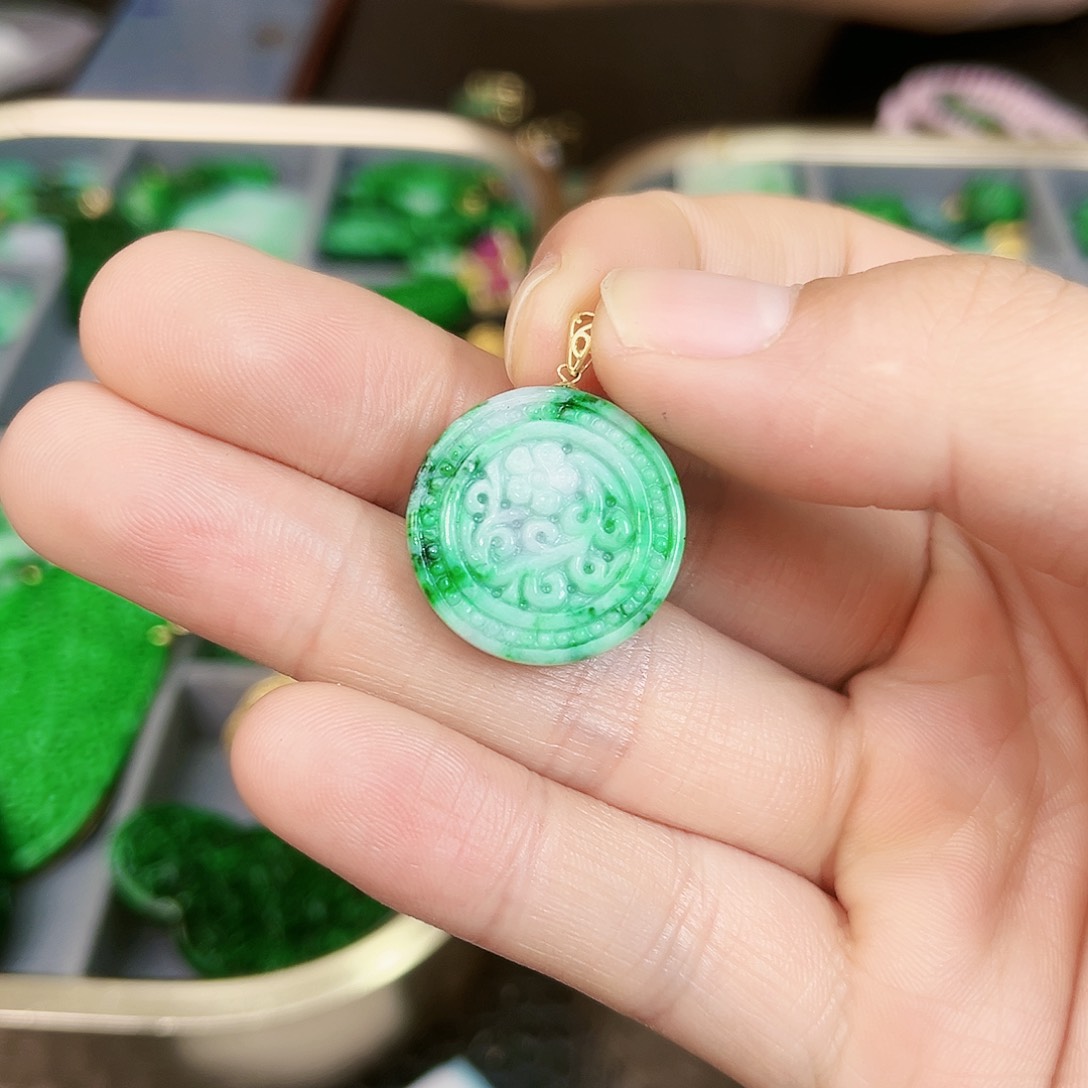 翡翠颈饰18K金镶嵌吊坠