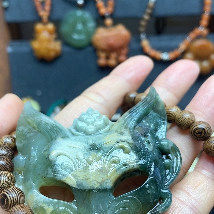 未镶嵌蛇纹石玉颈饰@****?