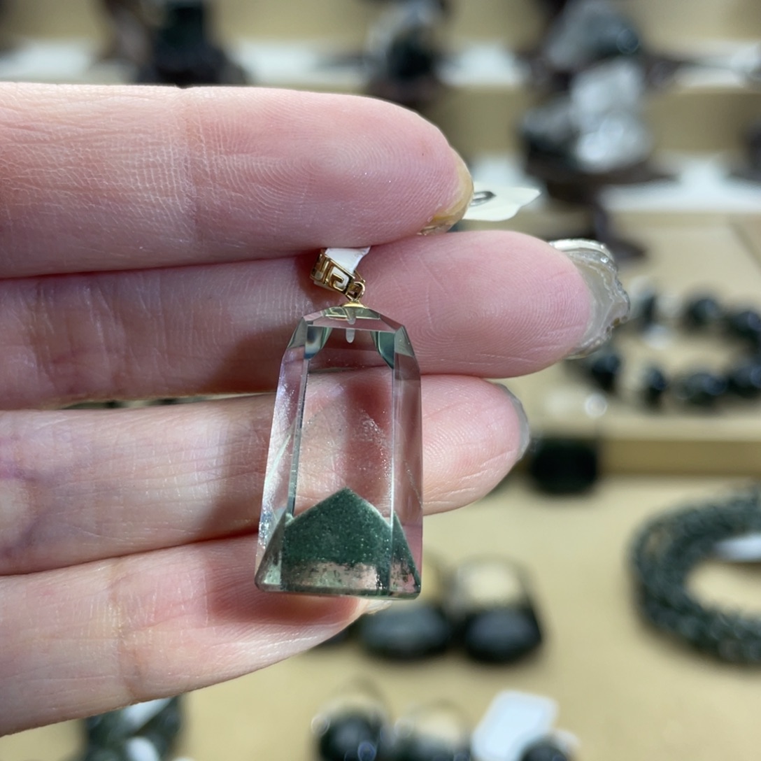 18K金镶嵌颈饰水晶绿幽灵金字塔吊坠