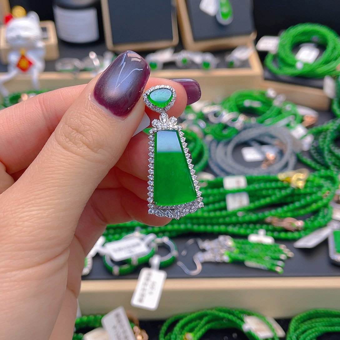 翡翠手链未镶嵌谁****啊无事牌吊坠