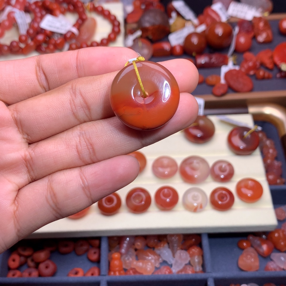 ****。南红玛瑙未镶嵌珠宝半成品平安扣