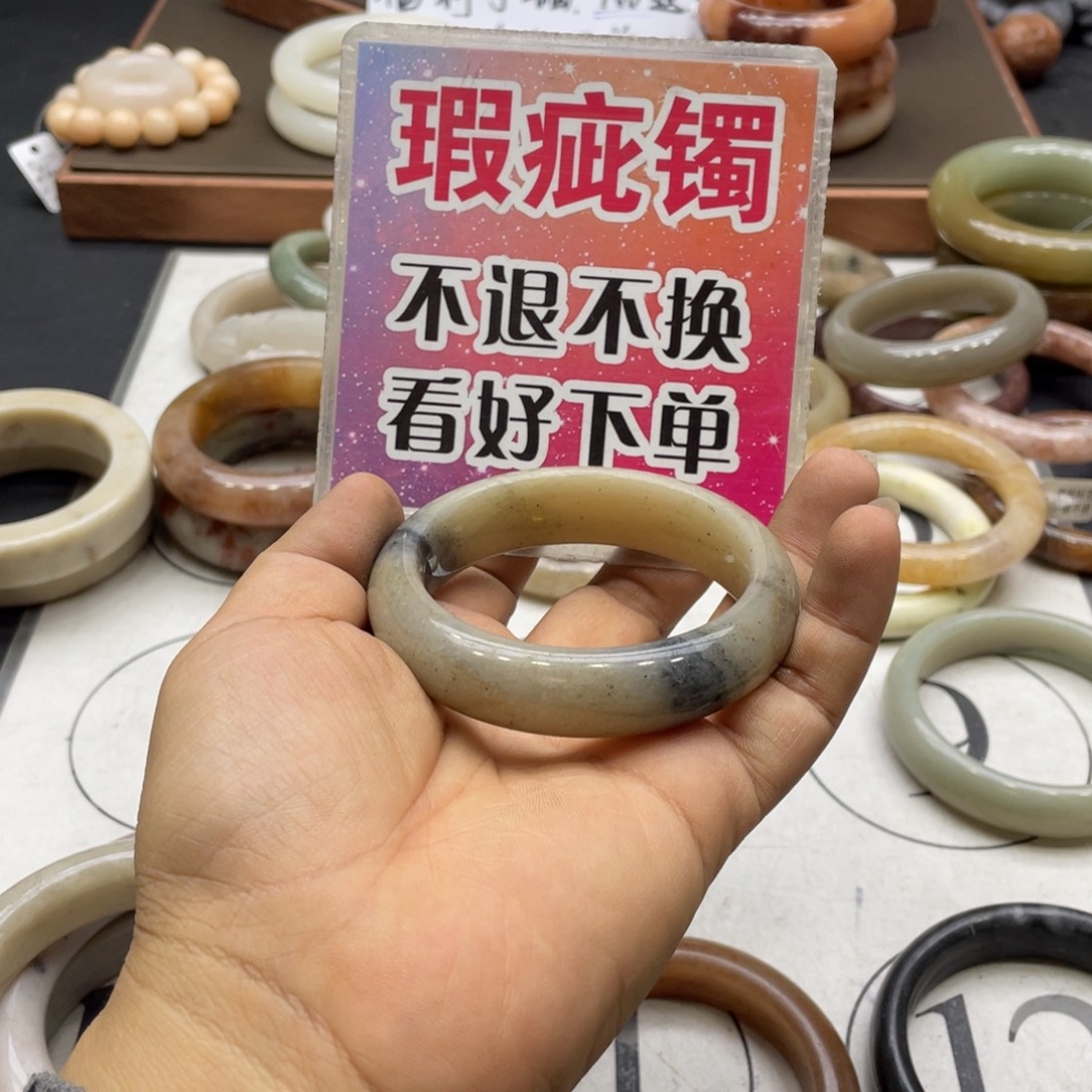 沫***陌石英岩玉未镶嵌手镯