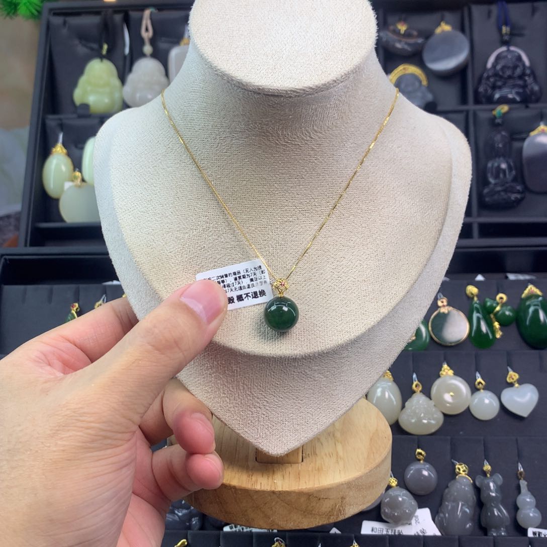 和田玉吊坠18K金镶嵌