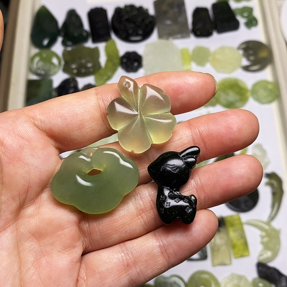 飞***猫蛇纹石玉未镶嵌颈饰