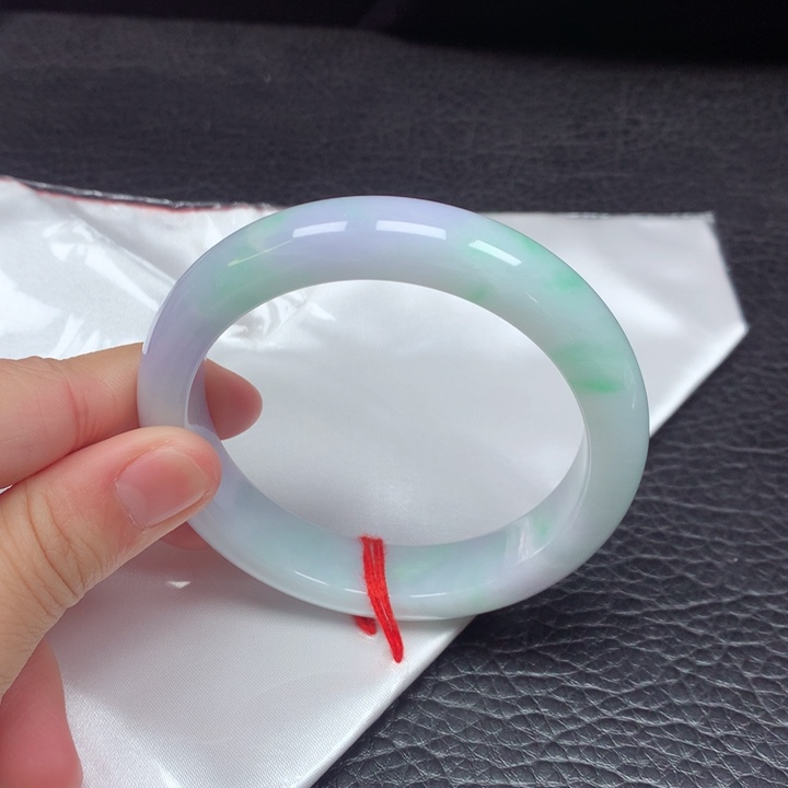翡翠手镯未镶嵌。