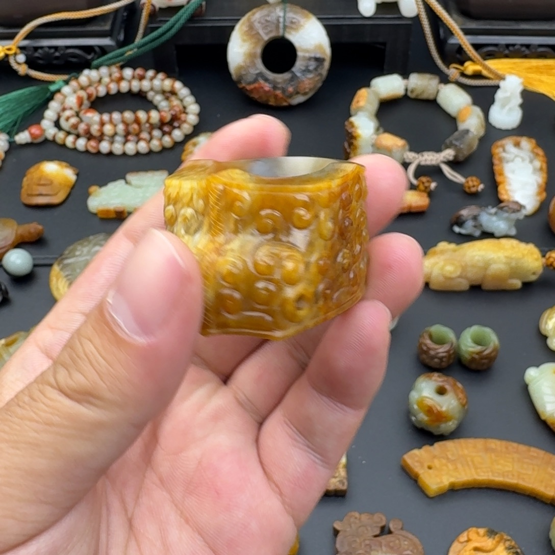 五***楼和田玉未镶嵌颈饰