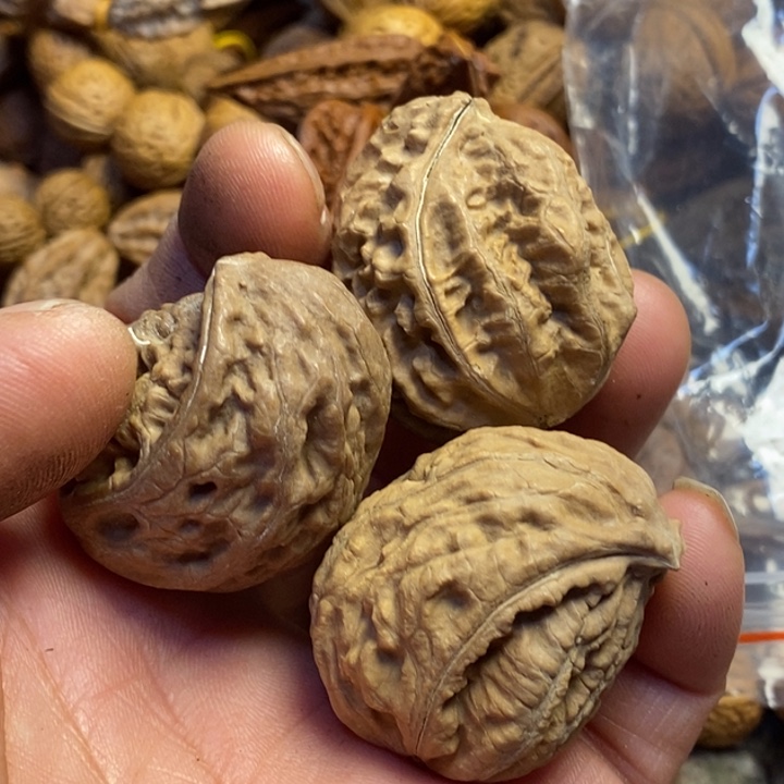 吊坠桃核一个裂了