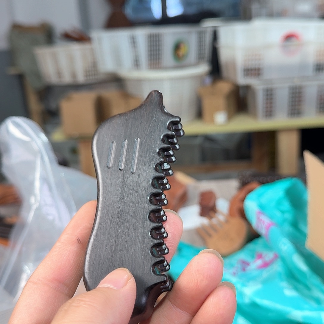 紫光檀中号三排豆瑕疵脸梳