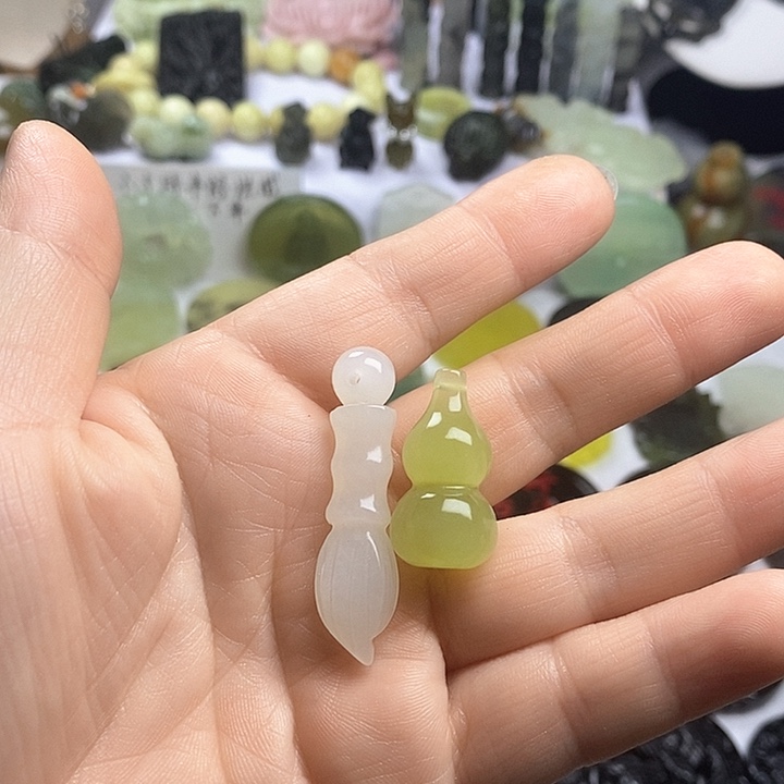 蛇纹石玉颈饰合金