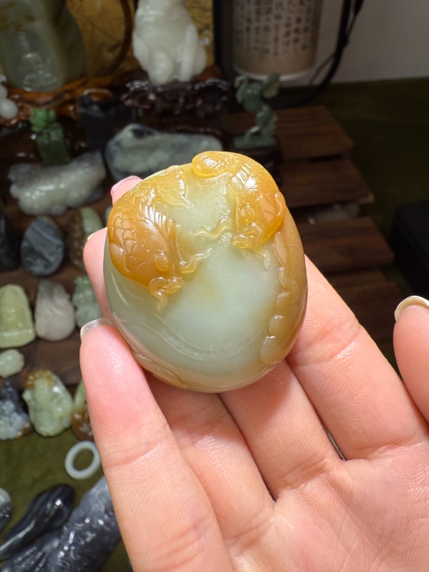 且末糖白双鱼吊坠