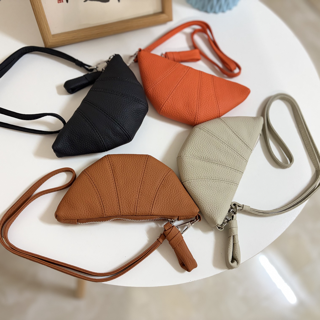 挂脖牛角包零钱包软皮迷你小众设计英伦风复古精致斜挎小卡包