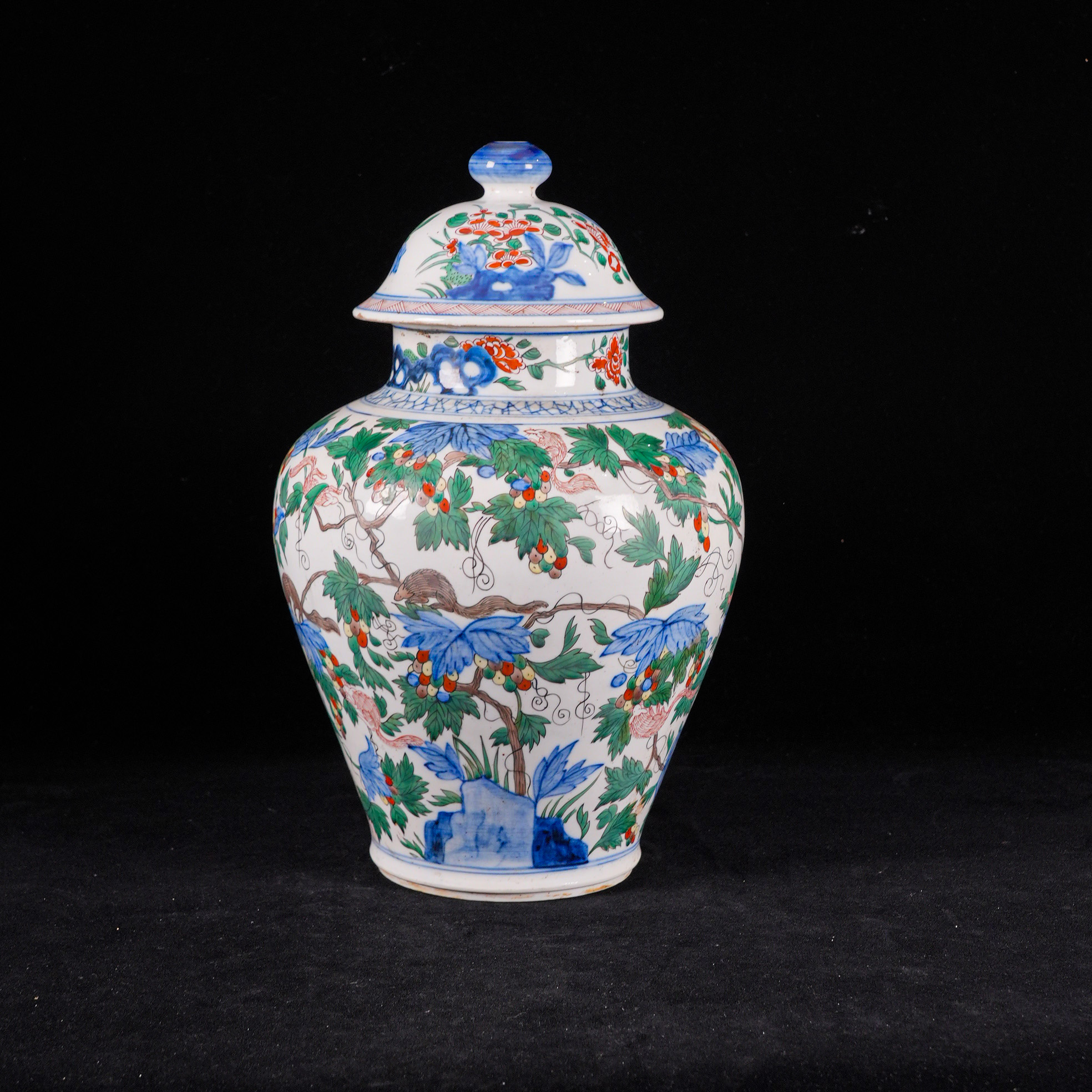 清五彩松鼠吃葡萄纹将军罐