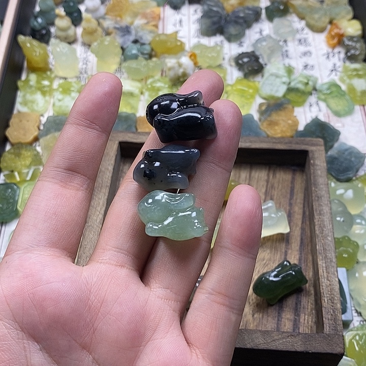 凰***离蛇纹石玉未镶嵌颈饰